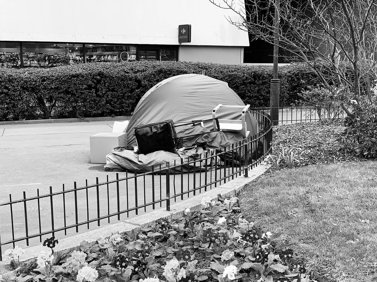 Tente de sans-abri sur un trottoir