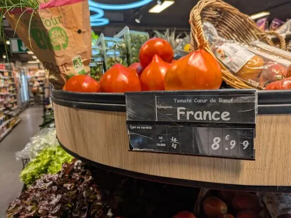 Tomates à 8,99 euros le kilo dans un supermarché