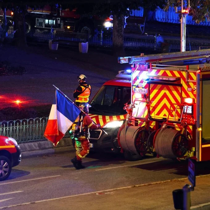 Un pompier sauve le drapeau de l'hôtel de ville de Limoges